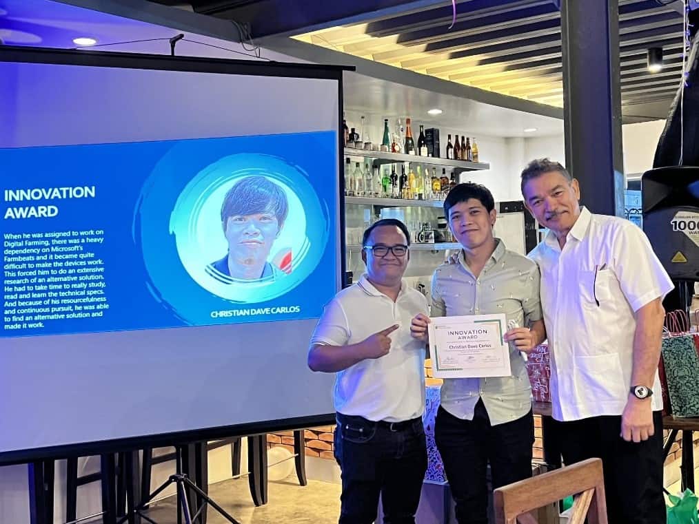 A group of men holding a certificate

Description automatically generated with medium confidence